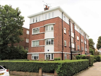 Flat to rent in Lyndhurst Court, Churchfields, South Woodford E18