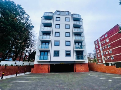 Flat to rent in Upperton Road, Eastbourne BN21