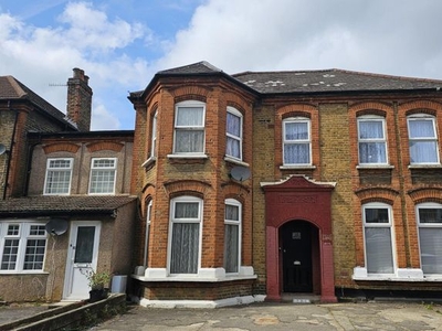 Flat to rent in York Road, Ilford IG1