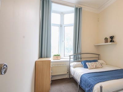 Furnished room in 8-bedroom flat in Kilburn, London