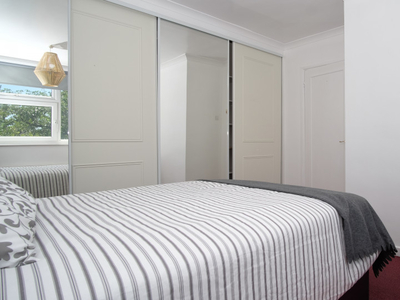 Huge room in 4 -bedroom flat in Southfields, London