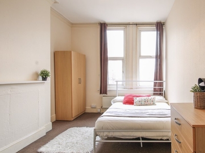 Interior room in 8-bedroom flat in Kilburn, London