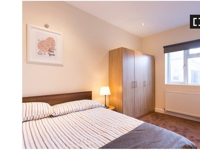 Intimate room in 3-bedroom flat in Putney, London