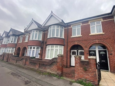 Maisonette to rent in London Road, Portsmouth PO2