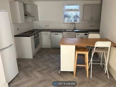 Maisonette to rent in Oakfield Grove, Bristol BS8