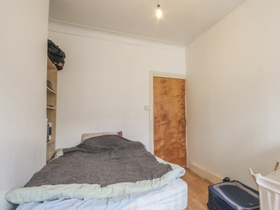 Nice room in 6-bedroom flat in Turnpike Lane, London