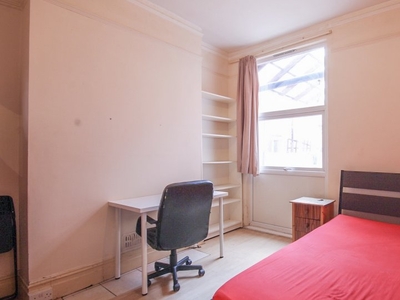 Nice room in 6-bedroom flat in Turnpike Lane, London