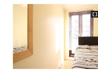 Room for rent in 4-Bedroom Apartment in Bow