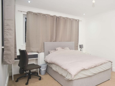 Room for rent in 6-bedroom house in Ilford, London