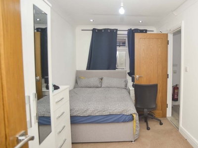 Room for rent in 6-bedroom house in Ilford, London