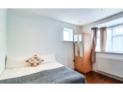 Room for rent in a 4 bedrooms flat in Streatham, London