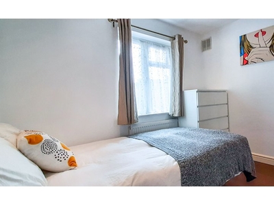 Room for rent in a 4 bedrooms flat in Streatham, London