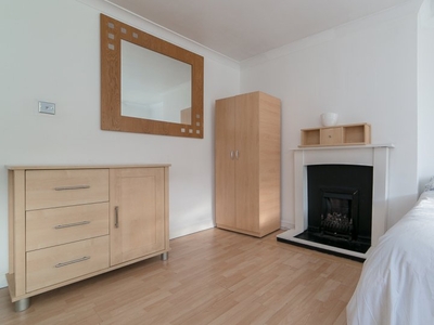 Room in 4-bedroom flat in Tower Hamlets, London