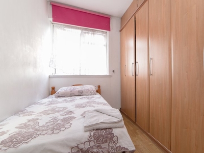 Room in 4-bedroom flat in Tower Hamlets, London