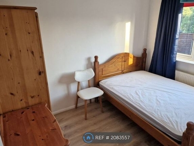 Room to rent in Hillside Road, Wellingborough NN8