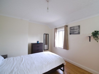 Rooms for rent in 4-bedroom house in Stratford, London