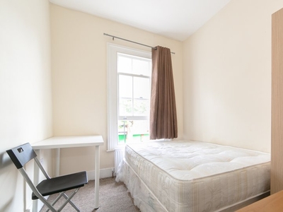Spacious room in flat in Queens Park, London