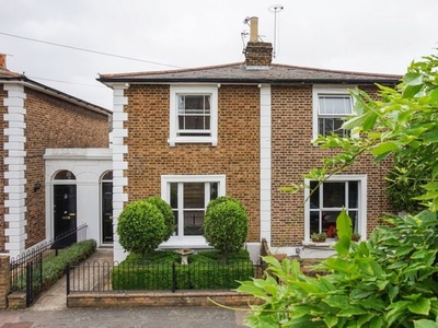 Terraced house to rent in Dunstable Road, Richmond TW9