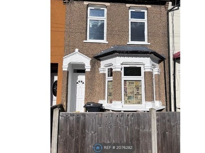 Terraced house to rent in Melford Road, Ilford IG1