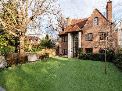 6 bedroom detached house for sale in The Bishops Avenue, London, N2