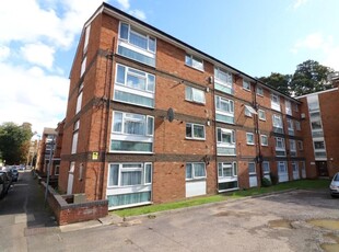 2 bedroom flat for sale in Brook Street, Luton, Bedfordshire, LU3 1DZ, LU3