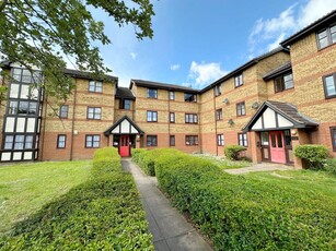 2 bedroom ground floor flat for sale in Redwood Grove, Bedford, Bedfordshire, MK42