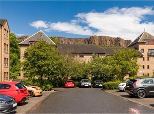 3 bed second floor flat for sale in Newington