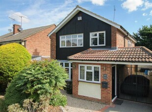 3 bedroom detached house for sale in Barn Mead, Doddinghurst, Brentwood, CM15