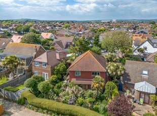 3 bedroom detached house for sale in Courtlands Close, Goring-by-Sea, Worthing, West Sussex, BN12