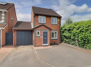3 bedroom detached house for sale in Otter Road, Abbeymead, Gloucester, GL4