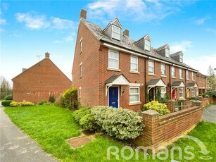 3 bedroom end of terrace house for sale in Melstock Road, Swindon, Wiltshire, SN25