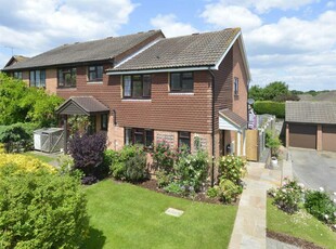 3 bedroom end of terrace house for sale in Oakley Dell, Guildford, GU4