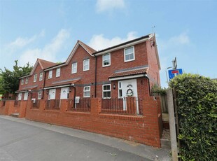 3 bedroom end of terrace house for sale in Priory Road, Hull, HU5