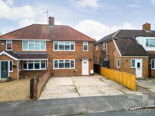 3 bedroom semi-detached house for sale in Farrowdene Road, Reading, RG2 8SD, RG2