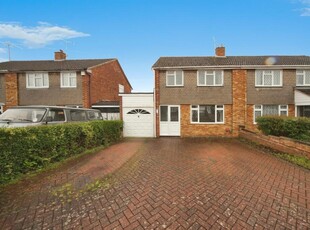 3 bedroom semi-detached house for sale in Weltmore Road, Luton, LU3