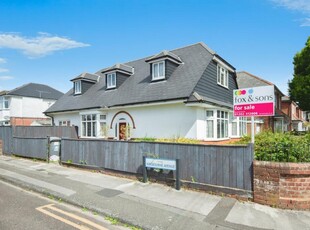4 bedroom bungalow for sale in Kinsbourne Avenue, Bournemouth, BH10