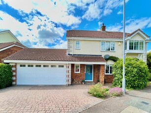 4 bedroom detached house for sale in Bullfinch Close, Swindon, SN3
