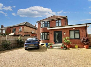 4 bedroom detached house for sale in Dereham Road, Norwich, NR5