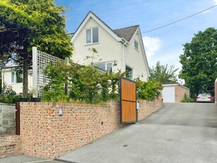 4 bedroom detached house for sale in Lowford Hill, Bursledon, Southampton, SO31