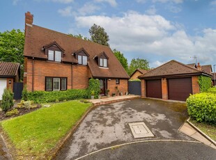 4 bedroom detached house for sale in Pangbourne Close, Appleton, WA4
