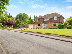 4 bedroom detached house for sale in Priory Close, East Farleigh, Maidstone, ME15
