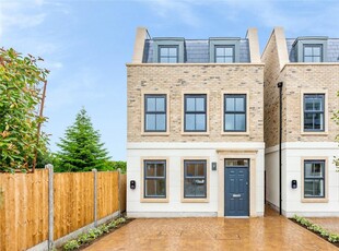 4 bedroom detached house for sale in Rochester Mews, Chelmsford, Essex, CM2