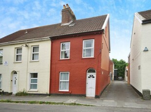4 bedroom end of terrace house for sale in Well Street, St James, Exeter, EX4