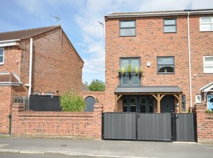 4 bedroom end of terrace house for sale in West Street, Thorne, Doncaster, DN8