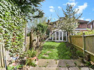 4 bedroom semi-detached house for sale in Kinlet Road, London, SE18