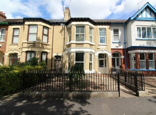 4 bedroom terraced house for sale in Victoria Avenue, Hull, HU5