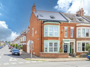 5 bedroom end of terrace house for sale in Collingwood Road, Northampton, NN1