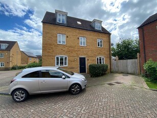 5 bedroom end of terrace house for sale in Russet Close, BEDFORD, MK41