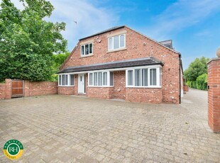 6 bedroom detached house for sale in Bawtry Road, Hatfield Woodhouse, Doncaster, DN7
