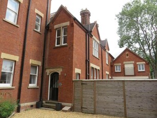 6 bedroom semi-detached house for sale in Kensington Gardens, Bedford, Bedfordshire, MK40